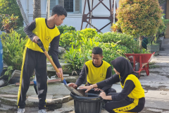 siswa melakukan penanaman pohon